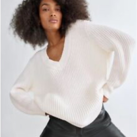 ARITZIA~BABATON~”ULLMAN” Fuzzy V-Neck Sweater - Picture 2 of 6